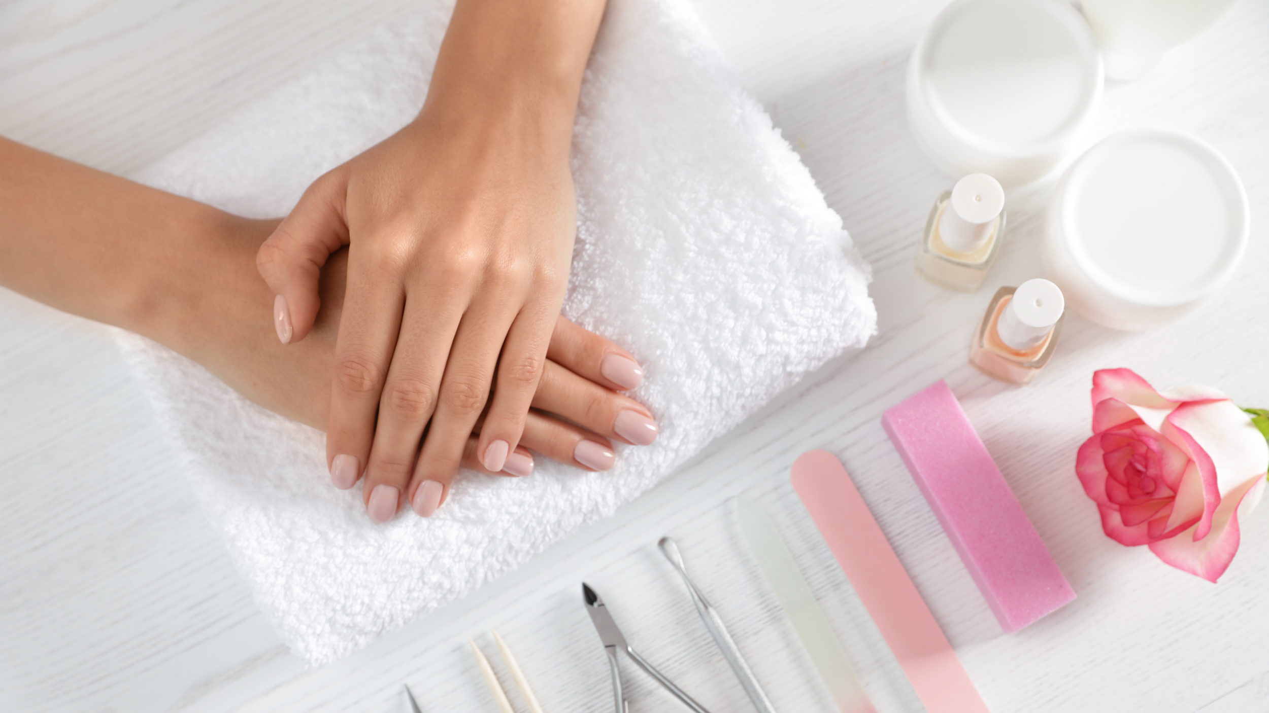 Hand / Maniküre AEDIS Beauty Dein Schönheitssalon in München Hand / Maniküre AEDIS Beauty Dein Schönheitssalon in München